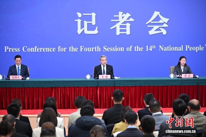 3月8日上昼10时，104届齐邦人年夜4次集会正在梅天亚主旨消息颁布厅举办记者会，聘请中同中心政事局委员、中接部少王毅便“华夏中接计谋战对于中关连”相干题目归问中中记者发问。中新社记者 田雨昊 摄